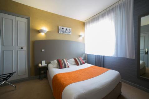 Doue-la-Fontaine Hotel | Logis Hôtel Auberge de la Rose