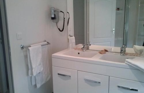 Hangest-sur-Somme Hotel | LOGIS - Hôtel Restaurant Du Canard