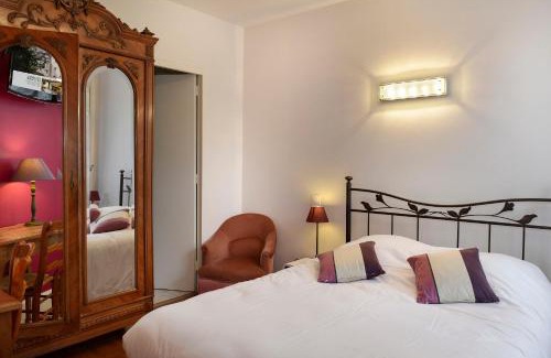 Beaumont-en-Veron Hotel | Logis Manoir De La Giraudière