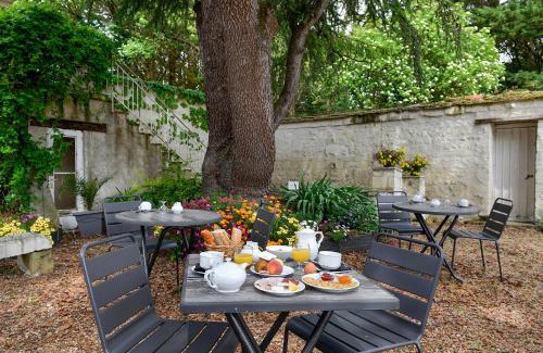 Beaumont-en-Veron Hotel | Logis Manoir De La Giraudière