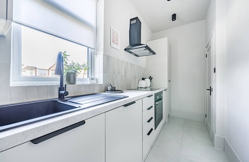 Grange Apartment | London Calling 3 bed 3 baths 5 mins from train into City