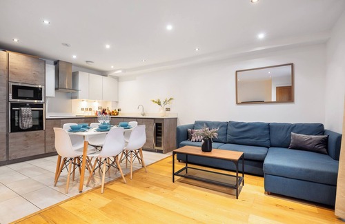 Waterloo Apartment | London Eye/split level and private patio/sleeps 6