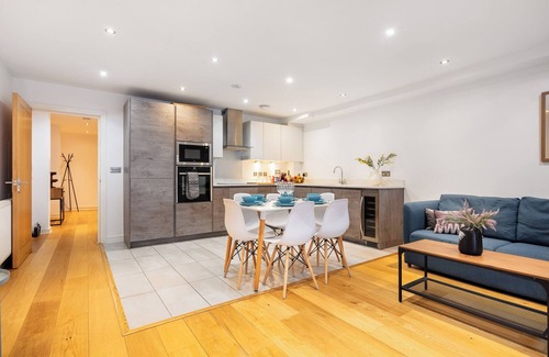 Waterloo Apartment | London Eye/split level and private patio/sleeps 6