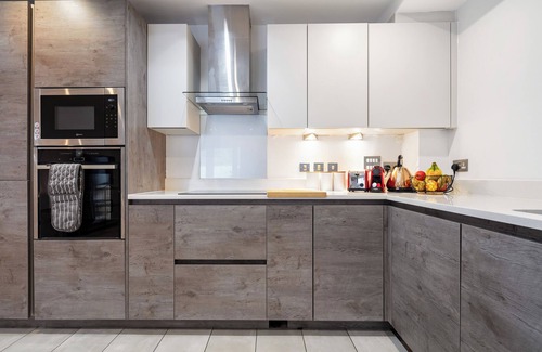Waterloo Apartment | London Eye/split level and private patio/sleeps 6