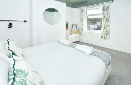 Newcastle-Under-Lyme House | London House by YourStays - 5 Bedroom House in Newcastle-under-Lyme