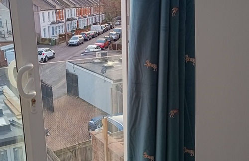 Harrow House | London House with 5 Very Large Ensuite Bedrooms, Excellent Location