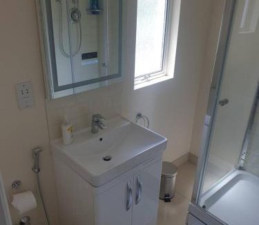 Valentines Apartment | London Luxury 3 bedroom flat, free parking, garden, sleeps x10, Close to Tube