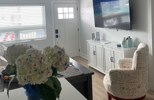 North Wildwood Condo | Look No Further! Renovated 1 B/R Condo 1 Blk from the Beach with beautiful pool