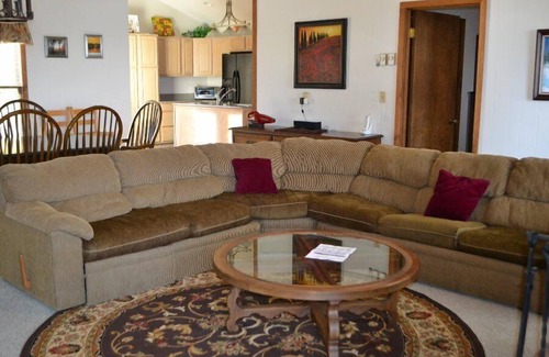 Charter Hills House | Lookout Lodge | Cozy Mountain Retreat with Game Room & Deck
