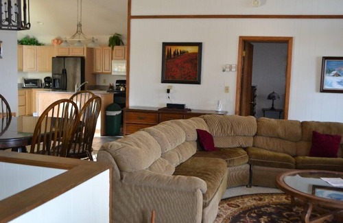 Charter Hills House | Lookout Lodge | Cozy Mountain Retreat with Game Room & Deck