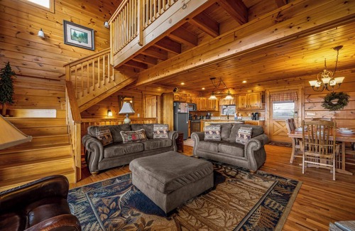 Gatlinburg - Pigeon Forge Cabin | Lookout Lodge offers a breathtaking view of the Great Smoky Mountains!