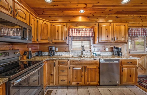 Gatlinburg - Pigeon Forge Cabin | Lookout Lodge offers a breathtaking view of the Great Smoky Mountains!