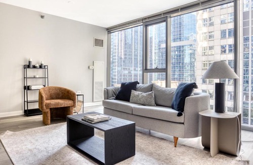Downtown Chicago Apartment | Loop 1BR w gym pool lounge 1 block from L CHI-671