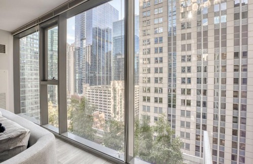 Downtown Chicago Apartment | Loop 1BR w gym pool lounge 1 block from L CHI-671