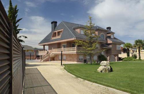 Nava de la Asuncion House | Los Olivos