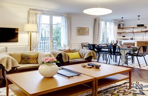 Quartier du Mail Apartment | LOST IN CHEESELAND-THE ALLURE OF RUE MONTORGUEIL