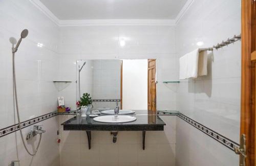 Duc Trong Hotel | Lotus Hotel & Café