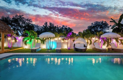 Seminole House | Lotus House ~ Heated Pool ~ Hot Tub ~ Tiki Hut ~ Golf ~ Theater ~ Pool Table
