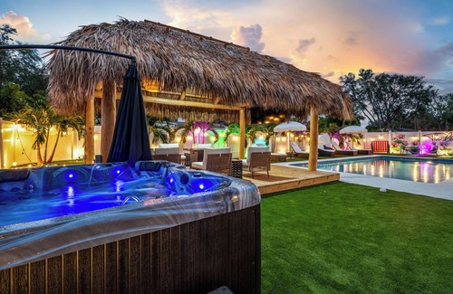 Seminole House | Lotus House ~ Heated Pool ~ Hot Tub ~ Tiki Hut ~ Golf ~ Theater ~ Pool Table