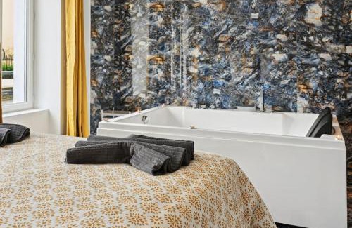 Corbeil-Essonnes Apartment | Love Room - La Création d'Adam avec Jacuzzi