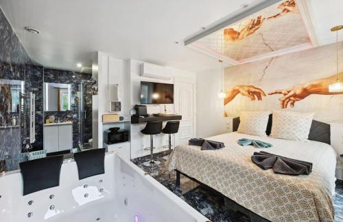 Corbeil-Essonnes Apartment | Love Room - La Création d'Adam avec Jacuzzi