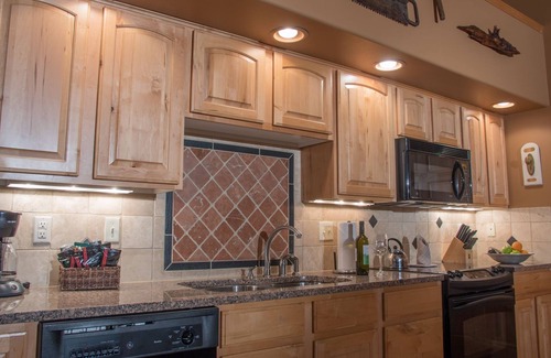 Stanley Hills Condo | Loveable mountain cottage with hot tub and mountain views!