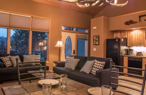 Stanley Hills Condo | Loveable mountain cottage with hot tub and mountain views!