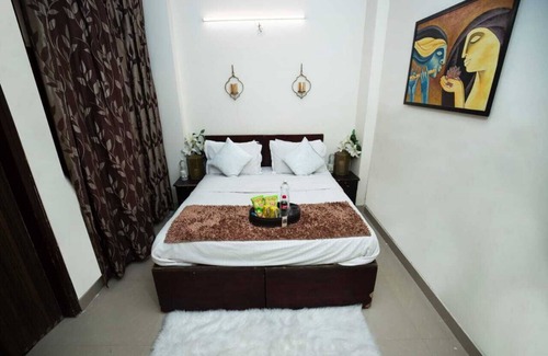 Delhi Apartment | Lovely 1 Bedroom serviced Apartment with covered parking