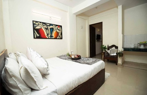 Delhi Apartment | Lovely 1 Bedroom serviced Apartment with covered parking