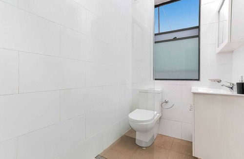 Bellevue Hill Apartment | Lovely 2 bed apartment in Bondi Beach plus fold out sofa. 15 min walk to beach.