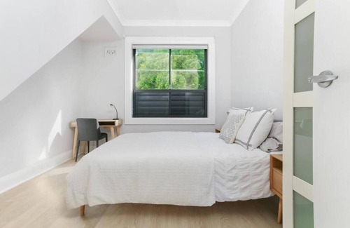 Bellevue Hill Apartment | Lovely 2 bed apartment in Bondi Beach plus fold out sofa. 15 min walk to beach.