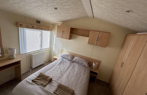 Clacton-on-Sea Cabin | Lovely 2-Bed Lodge in St Osyth