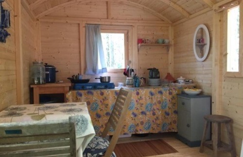 Sougeres-en-Puisaye House | Lovely 2-Bed shepherds hut in a Forest