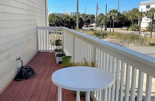 Holiday Isle Condo | Lovely 2 Bedroom condo in Destin + private balcony n