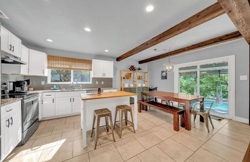 Parkwood House | Lovely 4-bedroom house with a pool in San Antonio
