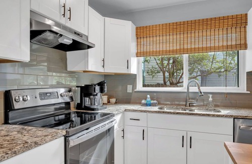 Parkwood House | Lovely 4-bedroom house with a pool in San Antonio