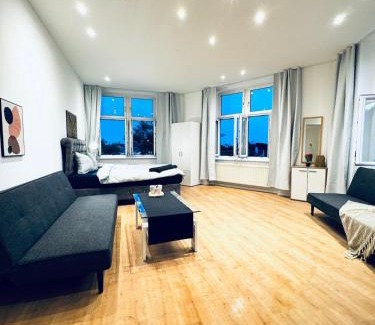 Liesing Apartment | Lovely 4BR Apt Near Kaufpark Alterlaa