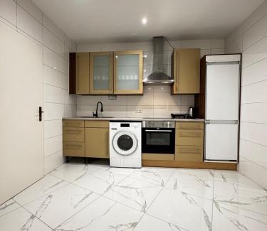 Liesing Apartment | Lovely 4BR Apt Near Kaufpark Alterlaa