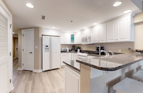Midtown Ocean City Condo | Lovely and Spacious Home in Oceanfront Building w/Shared Pool & Hot Tub, AC
