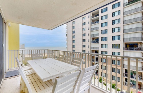 Midtown Ocean City Condo | Lovely and Spacious Home in Oceanfront Building w/Shared Pool & Hot Tub, AC