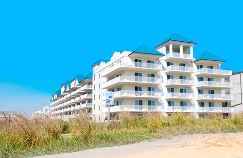 Midtown Ocean City Condo | Lovely and Spacious Home in Oceanfront Building w/Shared Pool & Hot Tub, AC