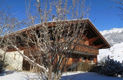 Lauenen Apartment | Lovely apartment for 4 guests with WIFI and balcony