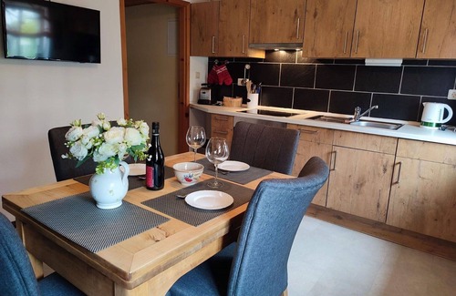 Grossschoenau Apartment | Lovely apartment for 4 people with WIFI, TV, patio and pets allowed