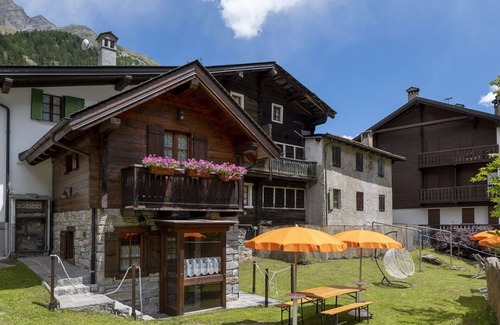 Macugnaga Apartment | Lovely apartment for 4 people with TV, balcony, pets allowed and panoramic view