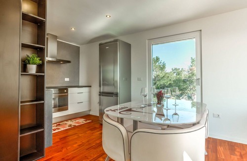 Lovrecica Apartment | Lovely apartment for 6 guests with A/C, WIFI, TV and terrace