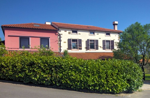 Truske Apartment | Lovely apartment for 6 people with WIFI, A/C, pool, balcony, pets allowed and panoramic view