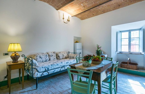 Stigliano Apartment | Lovely apartment for 3 people with WIFI, TV, patio, pets allowed and panoramic view