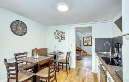 Oberweissenbrunn Apartment | Lovely Apartment In Bischofsheim With Wifi