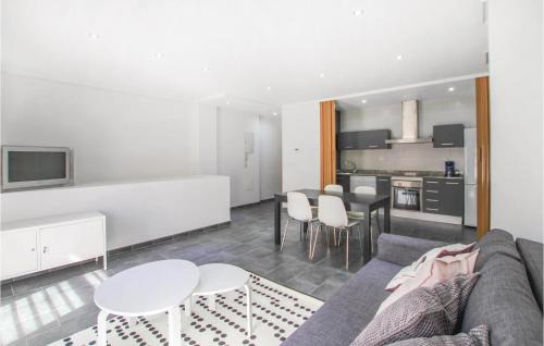 Dolores Apartment | Lovely Apartment In Dolores With Wifi