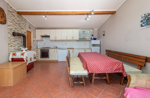 Jadranovo Apartment | Lovely apartment in Jadranovo with WiFi